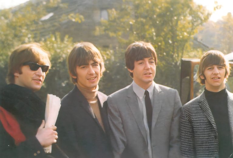 Beatles_at_holdsworth_house_1964