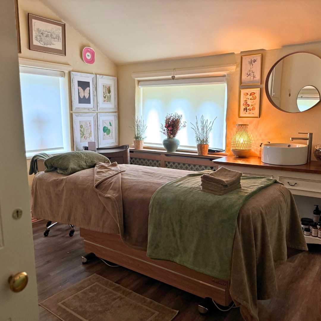 Mallow, the larger treatment room, with its heated Lemi bed