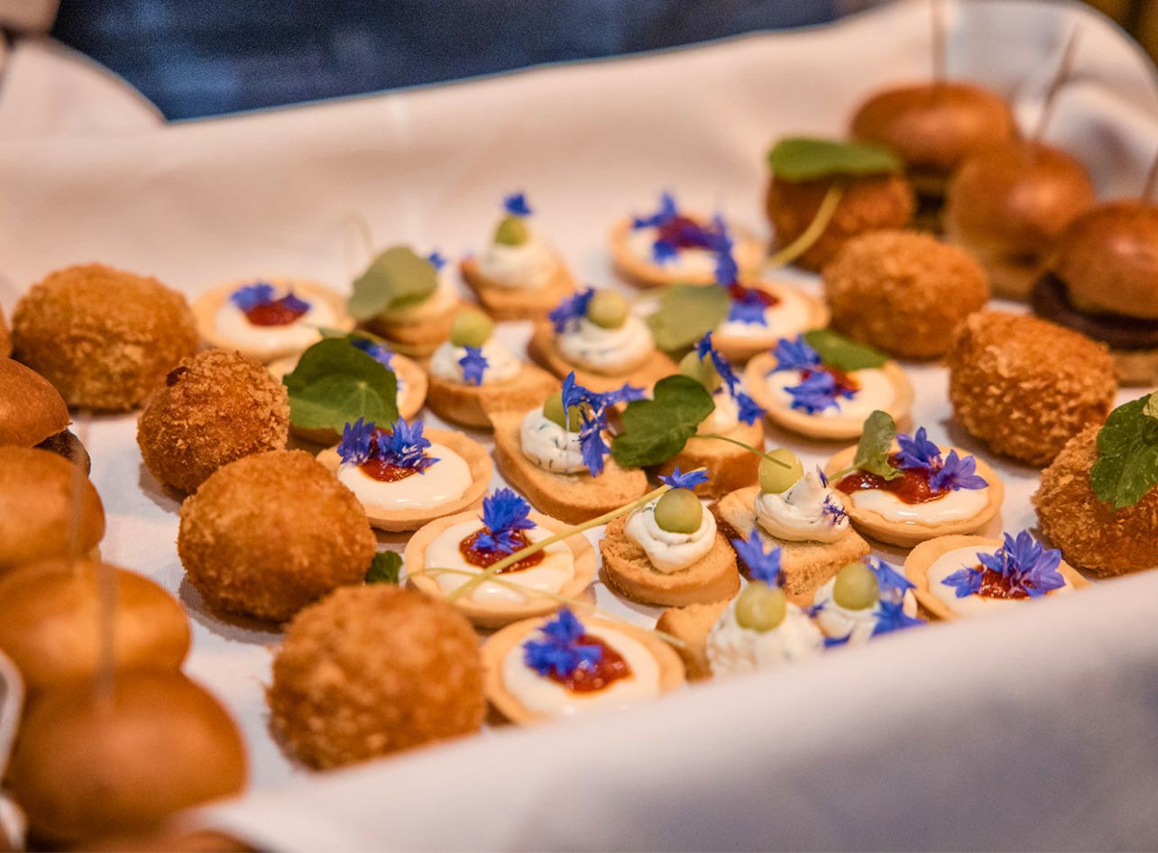 Canap&eacute;s