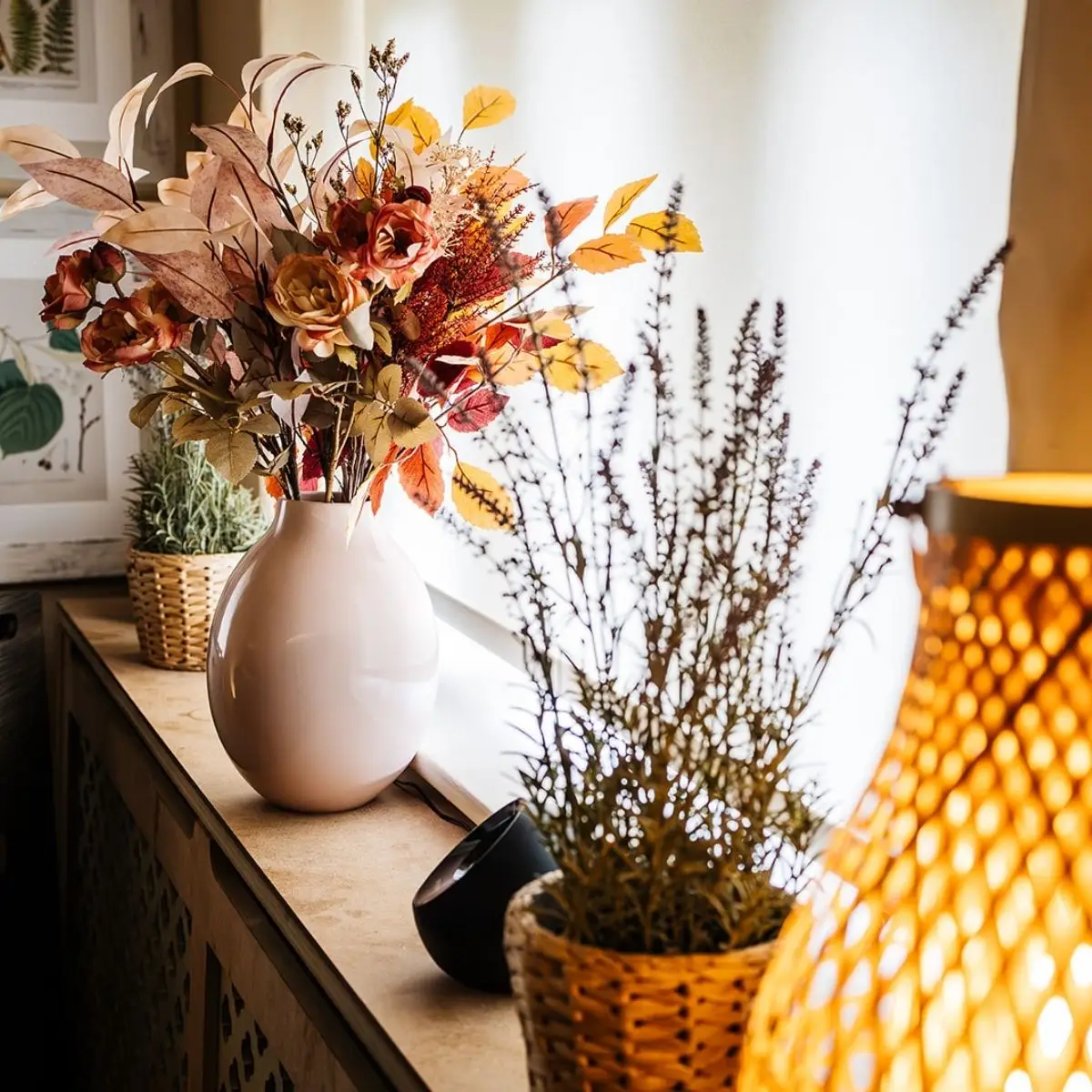 Dried flowers and a lamp in the Farmhouse lounge